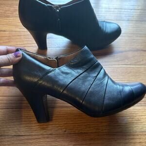 Clarks Artisan Black Leather Side-Zip Shooties 8.5M – Soft Comfort